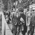 1950 – předseda vlády Antonín Zápotocký přichází na čestnou tribunu, vpravo je okénko do toalet