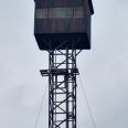 V budce na vrcholu věže bývalo umístěno vrhací zařízení na asfaltové holuby