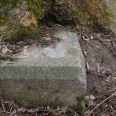 Opracovaný kámen před odstraněním zachránilo mohutné objetí kořeny lípy