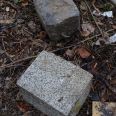 Opracované kamenné kostky snad také pocházejí ze hřbitova