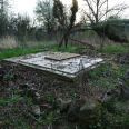 Podsklepené základy zbourané zahradní chatky