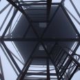 Symetrii šestiúhelníkové věže narušuje jedině žebřík, ačkoli pro jeho protějšek je v konstrukci připraven úchyt