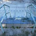 Vstup do bazénu je umožněn pouze z mělké strany, u které je i žlábek na omytí nohou